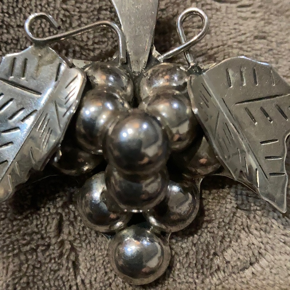 Mexican Silver Grape Brooch or Pendant - Picture 2 of 3